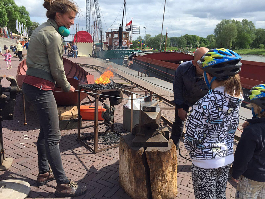 Rosa aan het smeden op de kade