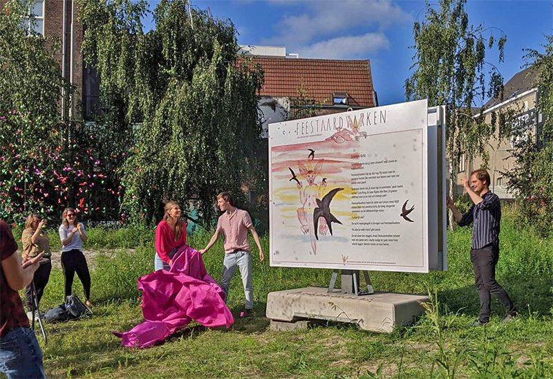 Onthulling van de Feestaardvarken-expositie op het Bartokplein in Arnhem